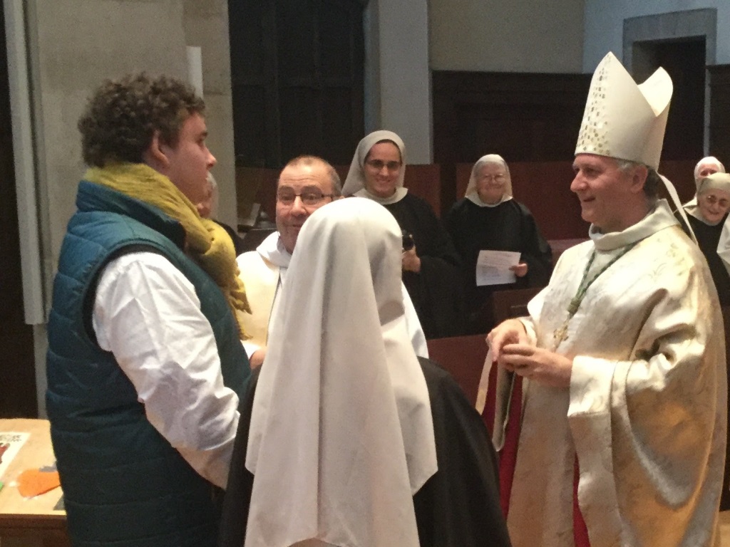 La chrismation... par Mgr Nahmias. Et en présence du Père Olivier de Vasselot